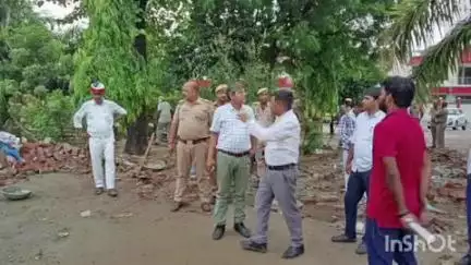 धनघटा: भिटहा गांव में ग्राम समाज की भूमि से अवैध कब्जेदारों को हटाया गया, शौचालय और बाउंड्री ढहाई गई, गढ़ही कब्जा मुक्त