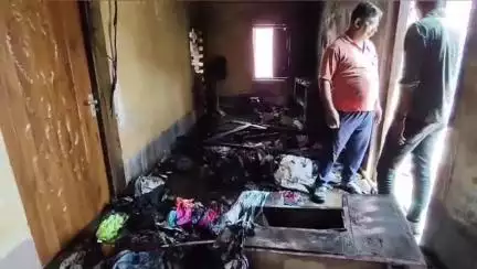 চাঁচল ১: ব্লক পাড়া এলাকায় দমকলের প্রচেষ্টায় বড়সড় অগ্নিকাণ্ডের হাত থেকে অল্পের জন্য রক্ষা পেলো এক বসত বাড়ি মালিক