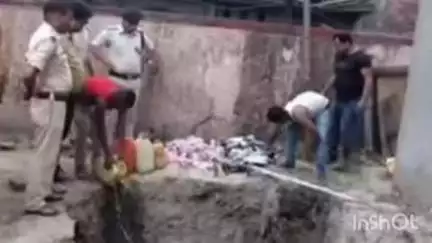 सौर बाज़ार: सौरबाजार थाना परिसर में विभिन्न मामलों में ज़ब्त शराब का गड्ढा खोदकर किया गया विनष्टीकरण, दंडाधिकारी रहे उपस्थित