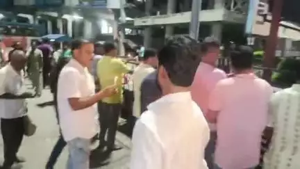 ইসলামপুর: গতকাল আমেদাবাদে ঘটে গিয়েছে মর্মান্তিক বিমান দুর্ঘটনা। দুর্ঘটনায় নিহতদের আত্মার শান্তির কামনা ইসলামপুর বাস টার্মিনাসে