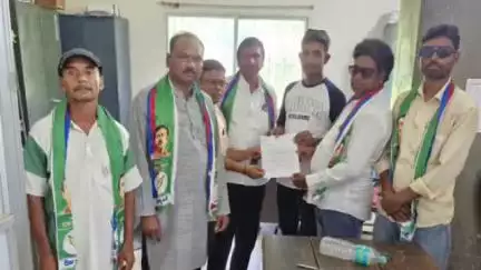 सरायकेला: पेयजल एवं स्वच्छता प्रमंडल सरायकेला कार्यालय में आजसू पार्टी ने कार्यपालक अभियंता के नाम सौंपा ज्ञापन