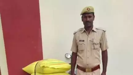 नौतनवा: अशोगवा गांव के पास बाइक पर लदी 2 बोरी लावारिस यूरिया खाद बरामद