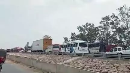 दुर्गावती: खजुरा बाजार से तीन किलोमीटर तक राष्ट्रीय राजमार्ग पर लगा भीषण जाम, घंटों फंसे रहे यात्री