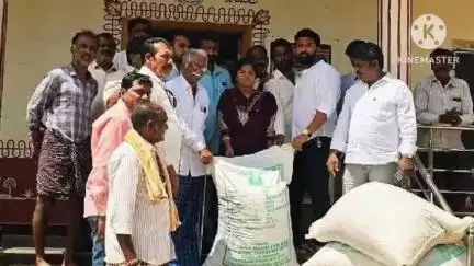 కదిరి మండలంలోని కౌలేపల్లి గ్రామంలో రైతులకు సబ్సిడీ వేరుశనగ విత్తన కాయల పంపిణీ