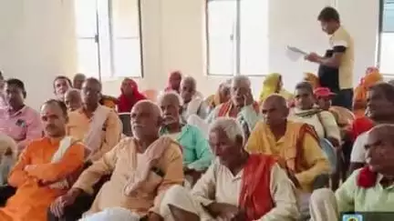 पताही: पताही कृषि कार्यालय सभागार में आयोजित किसान चौपाल के माध्यम से किसानों को खेती में आधुनिक तकनीक की जानकारी दी गई