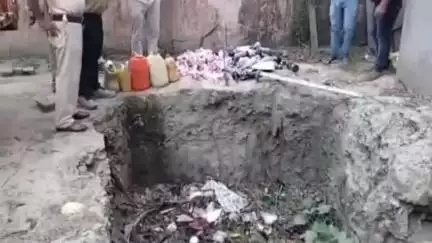 सौर बाज़ार: सौर बाजार थाना परिसर में विभिन्न मामलों में ज़ब्त देशी व विदेशी शराब का किया गया विनष्टीकरण