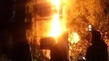दुमका: झाड़ियों की आग ने ट्रांसफार्मर को चपेट में लिया, घंटों धधकती रहीं लपटें