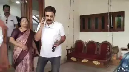 अकोला: अकोल्यातील तरुणी गुजरातच्या अहमदाबाद येथे झालेल्या विमान अपघातातून थोडक्यात सुदैवाने बचावले