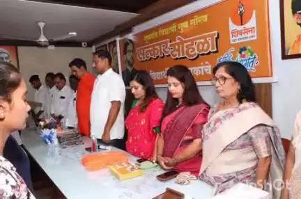 चंद्रपूर: अहमदाबाद येथे घडलेल्या विमान अपघातात मृत्युमुखी पडलेल्या नागरीकांना "शिवालय", वरोरा येथे उबाठा तर्फे श्रद्धांजली अर्पण