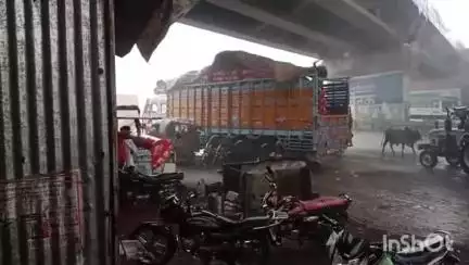 कोलारस: कोलारस क्षेत्र में तेज बारिश और ओलावृष्टि, पडोरा में पानी टिक्की का ठेला आंधी में उड़कर सड़क पर गिरा
