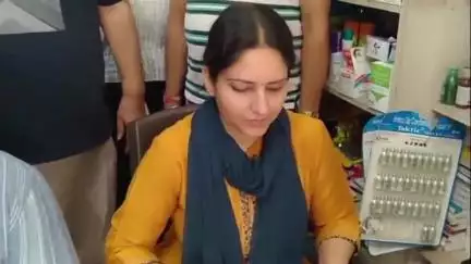 ਕਪੂਰਥਲਾ: ਜ਼ਿਲਾ ਡਰੱਗ ਇੰਸਪੈਕਟਰ ਅਨੁਪਮਾ ਕਾਲੀਆ ਵੱਲੋਂ ਭੁਲੱਥ ਦੇ ਵੱਖ ਵੱਖ ਮੈਡੀਕਲ ਸਟੋਰਾਂ ਦੀ ਚੈਕਿੰਗ, ਸੇਲ ਪਰਚੇਜ ਦਾ ਰਿਕਾਰਡ ਦਰੁਸਤ ਰੱਖਣ ਦੀ ਹਦਾਇਤ