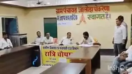 जैसलमेर: भनियाना के उपखंड अधिकारी महेश चंद्र मान ने जालोडा पोकरणा ग्राम पंचायत में रात्रि चौपाल में ग्रामीणों की समस्याएं सुनीं
