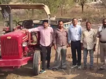 टीकमगढ़: पठा गांव से मुरम मिट्टी का अवैध उत्खनन करते पाए जाने पर दो ट्रैक्टर जब्त, कलेक्टर के निर्देश पर हुई कार्रवाई
