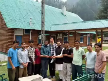 पधर: द्रंग के समाजसेवी डॉक्टर कुलकीर्ति ठाकुर ने प्रभावित को आग से हुए नुकसान के लिए दिए ₹10,000