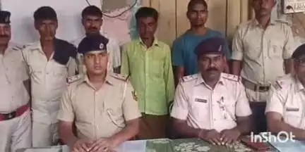 खुसरूपुर: खुसरूपुर पुलिस ने मोसिमपुर गांव से 450 ग्राम गांजे के साथ तीन लोगों को गिरफ्तार कर जेल भेजा