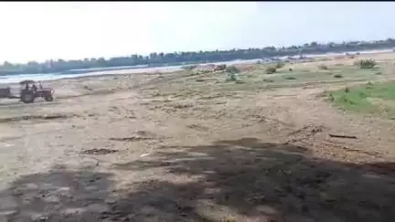 तुमसर: तामसवाडी रेती घाट येथे रेती चोरीच्या प्रयत्नात असलेल्या 2 ट्रॅक्टरवर पोलिसांची कारवाई, 5 लाखांचा मुद्देमाल जप्त