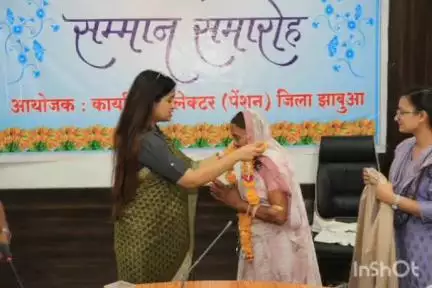 झाबुआ: झाबुआ में कलेक्टर द्वारा सेवानिवृत्त कर्मचारियों का सम्मान व विदाई समारोह आयोजित किया गया