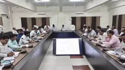 चंदौली: जिलाधिकारी की अध्यक्षता में कलेक्ट्रेट सभागार में कर-करेत्तर की मासिक समीक्षा बैठक संपन्न हुई