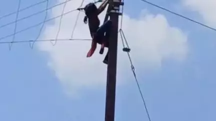 फतेहपुर: फतेहपुर में महिला ने भाभी से झगड़ा कर बिजली के पोल पर चढ़कर आत्महत्या करने की कोशिश की