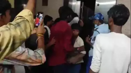 मधेपुरा: JNKT मेडिकल कॉलेज में माँ से मिलने आया बच्चा लिफ्ट में फंसा, एक घंटे बाद निकाला गया