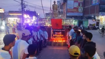 दरभंगा: शास्त्री चौक पर अखिल भारतीय विद्यार्थी परिषद दरभंगा ज़िला ने अहमदाबाद प्लेन हादसे के मृतकों को श्रद्धांजलि दी