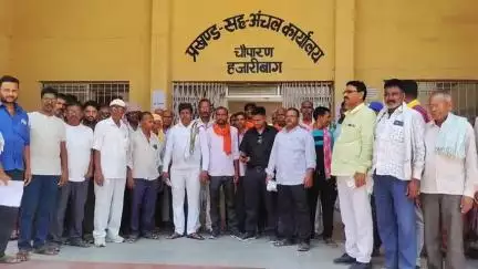 चौपारण: ग्राम डुमरी में अतिक्रमण के विरोध में गोलबंद हुए ग्रामीण, मुखिया के साथ अंचल अधिकारी से की शिकायत