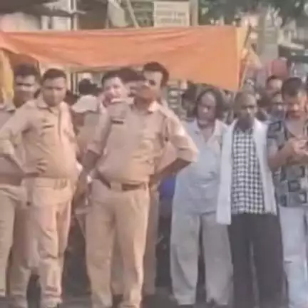 कोल: अलीगढ़ में जल संकट, एक महीने से पानी बंद, महिलाओं ने हाईवे पर किया प्रदर्शन