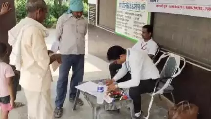 नवाबगंज: पंचायत भवन चिलौकी में डिवाइन धनवंतरि हॉस्पिटल एंड रिसर्च सेंटर की ओर से निशुल्क चिकित्सा शिविर का आयोजन किया गया