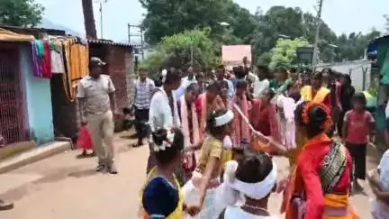 ରାୟଗଡା: ରାୟଗଡ଼ା ବ୍ଲକ କୁମ୍ଭିକୋଟା ଗ୍ରାମରେ ଗଡ଼ିଲା ବିକାଶ ବାହାନ ଗାଡ଼ି ଯୋଗଦେଲେ ବିଡ଼ିଓ ଙ୍କ ସହ ସମସ୍ତ ଅଧିକାରୀ ,ଶୁଣିବା ଲୋକଙ୍କ ପ୍ରତିକ୍ରିୟା