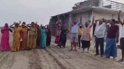 जखनिया: रेवारिया गांव में निर्माणाधीन NH-124D बना गांव के लिए संकट, गांव की जल निकासी के लिए ग्रामीणों का प्रदर्शन #jansamasya