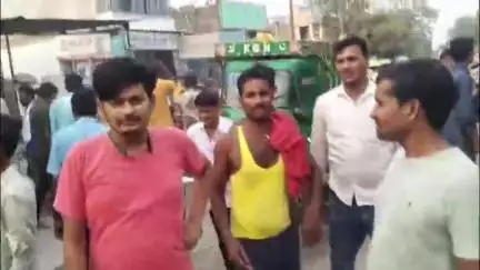 सरैया: सरैया मोती चौक पर अनियंत्रित ट्रक दुकान में घुसा, कई दुकानें क्षतिग्रस्त