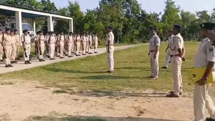 लखीसराय: लखीसराय पुलिस लाइन में लाइन डे पर एसपी ने सलामी परेड का निरीक्षण किया