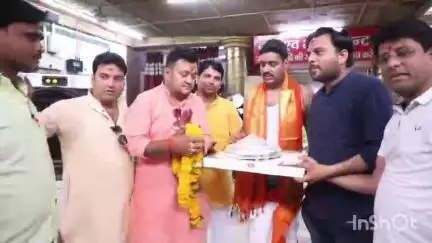 उज्जैन शहर: विश्व प्रसिद्ध बाबा महाकाल मंदिर में उत्तर प्रदेश के श्रद्धालु ने बाबा महाकाल को रजत छत्र अर्पित किया