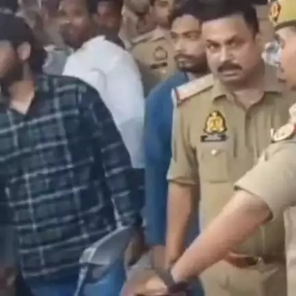 शाहजहांपुर: शहर कोतवाली क्षेत्र में सीतापुर आई हॉस्पिटल के पास बाइक सवार पिता-पुत्र पर चलाई गई गोली, दौड़कर बचाई जान