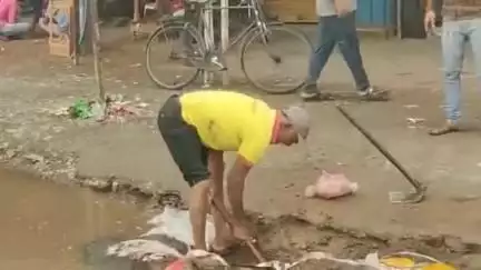 हवेली: पुणे सोलापूर महामार्गावर उरुळी कांचन येथे ठीक ठिकाणी पावसाच्या पाण्याचे डबके साचल्याने नागरिक व्यवसायिकांना नाहक त्रास