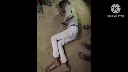 पथरगामा: पथरगामा गांधीग्राम परसपानी मोड़ पर फोरलेन सड़क निर्माण के गड्ढे में बाइक समेत गिरा युवक, घायल