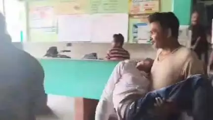 डुमरा: डुमरा वकालत खाना में गर्मी से बेहोश हुआ युवक, अस्पताल में स्ट्रेचर तक नहीं मिला