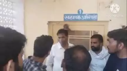 डीडवाना: मेडीडवाना क्षेत्र में भीषण गर्मी के कारण पानी की समस्या पर मचा हाहाकार, जलदाय विभाग के खिलाफ प्रदर्शन