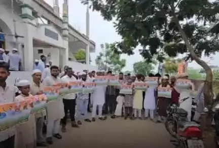 కామారెడ్డి: మైనారిటీలను రాష్ట్ర మంత్రివర్గంలో చోటు కల్పించాలని పట్టణంలో ప్లకార్డులతో నిరసన తెలిపిన ముస్లింలు
