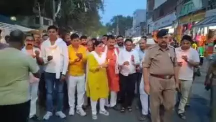 खागा: अहमदाबाद विमान दुर्घटना में मृत लोगों की आत्मा की शांति हेतु खागा कस्बे में अर्पित की गई श्रद्धांजलि, नगर पंचायत अध्यक्ष रहीं मौजूद