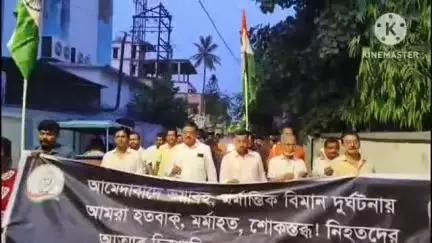 রায়গঞ্জ: আমেদাবাদে বিমান দুর্ঘটনায় নিহত ব্যাক্তিদের আত্মার শান্তি কামনায় রায়গঞ্জে কংগ্রেসের মৌন মোমবাতি মিছিল