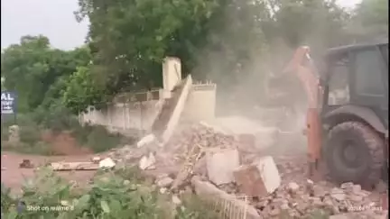 कैलारस: कोर्ट के आदेश पर बृजपाल सेंट्रल एकेडमी की बाउंड्री वॉल JCB से तोड़कर ज़मीन अतिक्रमण मुक्त कराई