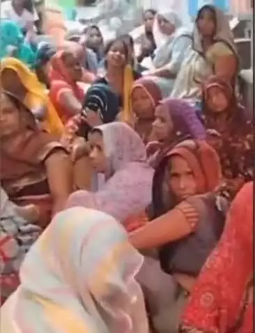 कोल: अलीगढ़ में दर्दनाक सड़क हादसा, फैक्ट्री से लौट रहे दो दोस्तों की बस की टक्कर से हुई मौत