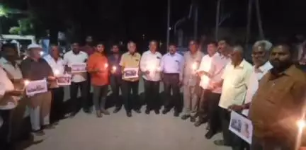 రాజంపేట: అహ్మదాబాద్ లో జరిగిన విమాన ప్రమాద ఘటనలో మృతి చెందిన వారికి అరవపల్లి లో లయన్స్ క్లబ్ వారి ఆధ్వర్యంలో కొవ్వొత్తులతో సంతాపం
