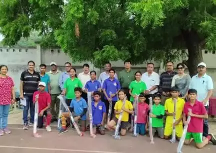 ଝାରସୁଗୁଡା: ବେଲପାହାଡ ଇଂଲିଶ ମିଡିୟମ ସ୍କୁଲ ଖେଳ ପଡିଆରେ ୭ ଦିନ ଧରି ଚାଲିଥିବା ହକିଖେଳାଳିଙ୍କ ଗ୍ରୀଷ୍ମକାଳିନ ପ୍ରଶିକ୍ଷଣ ଶିବିର ଉଦ୍‌ଯାପିତ