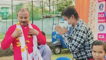 मंडला: महात्मा गांधी स्टेडियम में क्रिकेटर टूर्नामेंट के समापन पर पालिका अध्यक्ष ने पुरस्कार वितरित किए