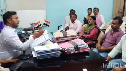 जहानाबाद: निर्वाची पदाधिकारी ने कार्यालय कक्ष में 216-जहानाबाद विधान सभा क्षेत्र के बीएलओ के साथ की समीक्षा बैठक