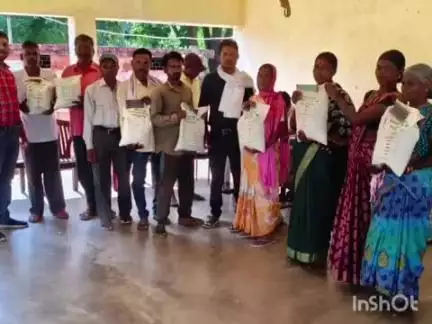 जशपुर: पुत्रीचौरा के ग्रामीण सचिवालय में कृषि विभाग ने 'रफ्तार योजना' के तहत किसानों को बांटी रागी की बीज