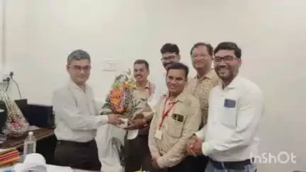 गोरेगाव: ग्रामीण रुग्णालय गोरेगाव येथे पवार समाजाचे प्रथम जिल्हा शल्यचिकित्सक पि.के.पटले यांचा सत्कार