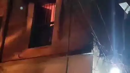 রঘুনাথগঞ্জ ১: রঘুনাথগঞ্জে ভয়াবহ অগ্নিকাণ্ড রঘুনাথগঞ্জ থানা সংলগ্ন একটি দোতলা বাড়িতে অগ্নিকাণ্ডের ঘটনায় ব্যাপক আতঙ্ক শুক্রবার রাত